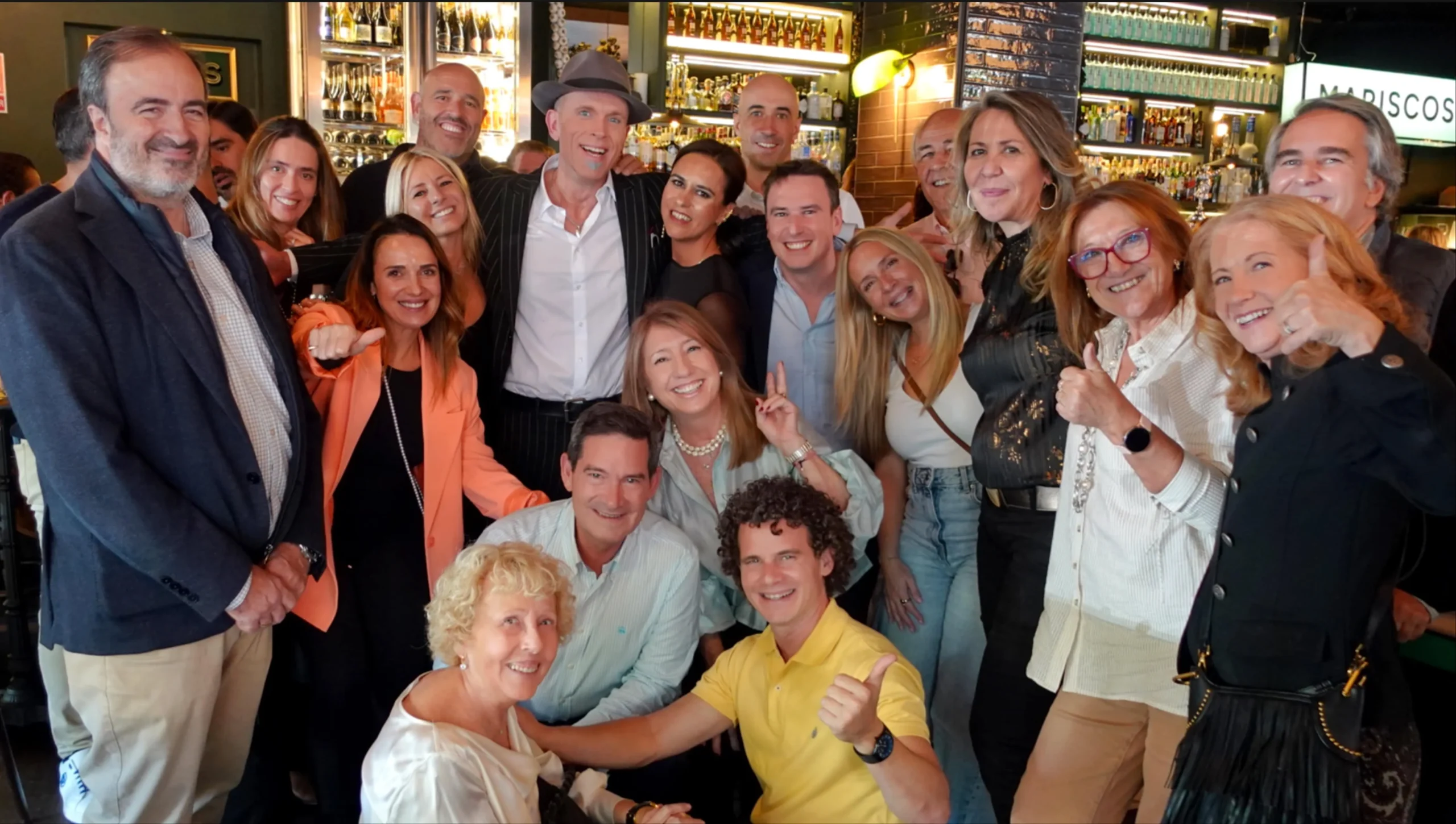 Billy Bluff con los invitados en el 40 cumpleaños de Marta